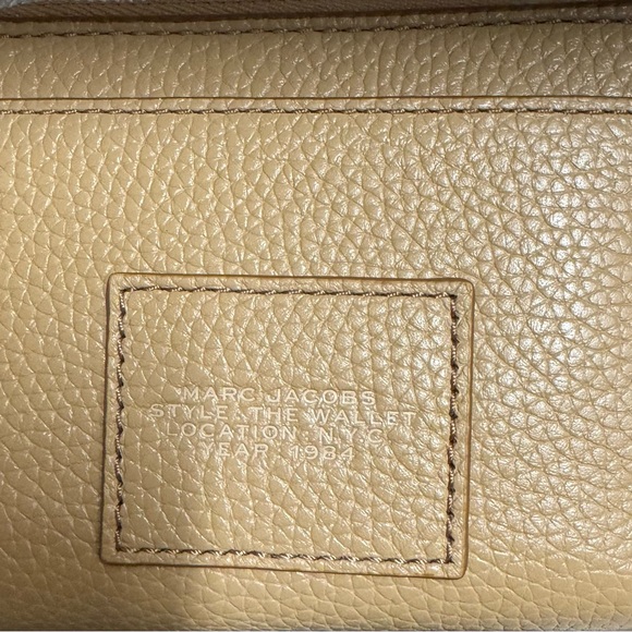 Marc Jacobs THE WALLET Tan Leather Wallet 100% Authentic 9cc with zipper, NWT - Picture 2 of 4